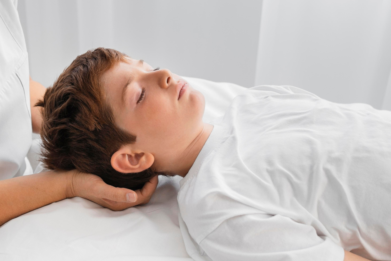 Niño recibiendo sesión de fisioterapia. De ahí la importancia de la fisioterapia en niños